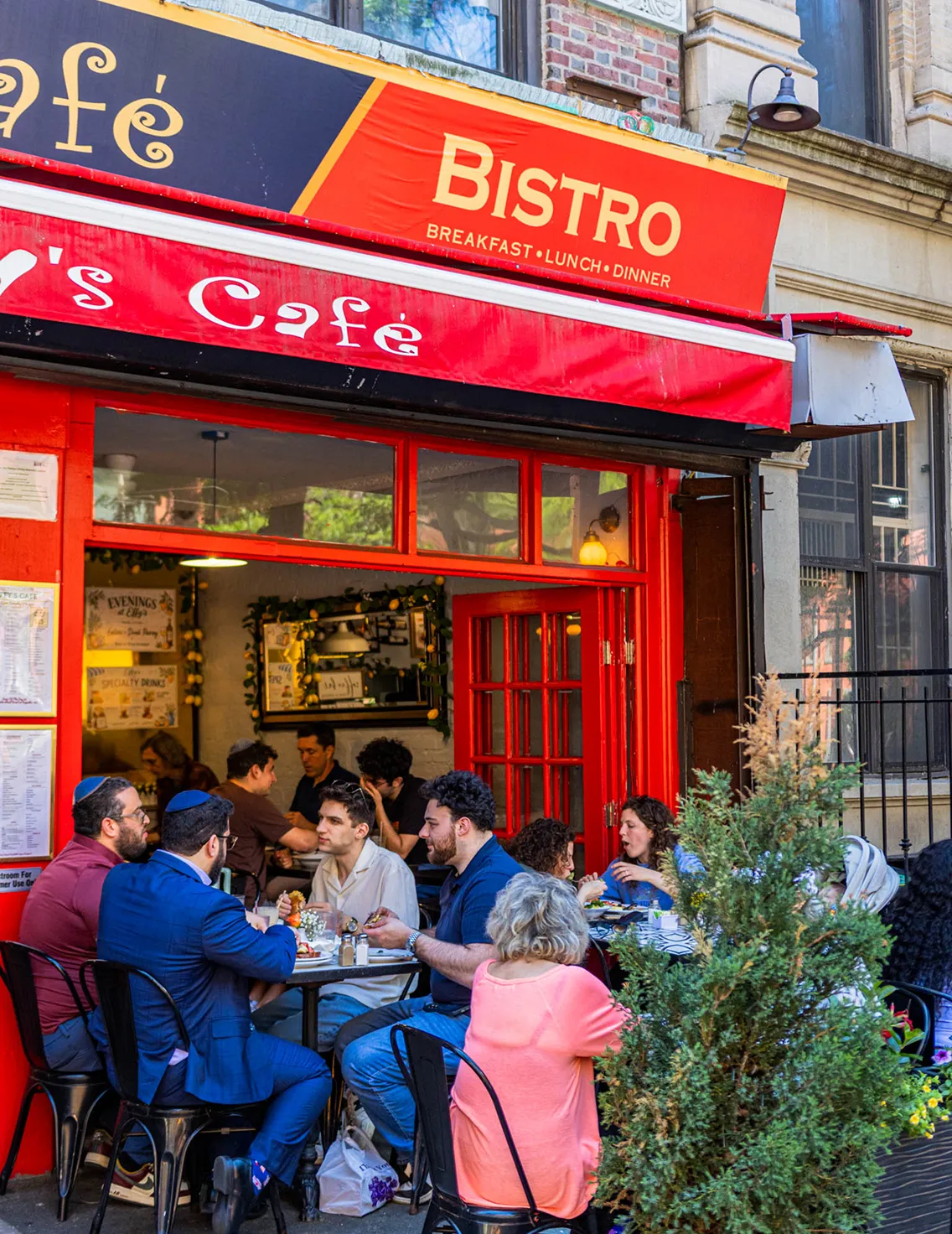 Outdoor dining at Effy’s Café Bistro with guests seated on the Manhattan sidewalk